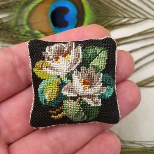 Miniatur Puppenhaus Kissen: Seerose Nadelspitzen Kissen