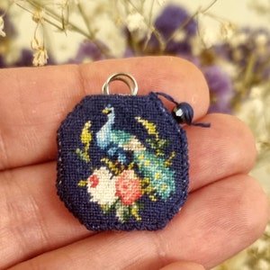 Puppenhaus Miniatur bestickte Geldbörse, Miniatur Puppenhaus Tasche mit Pfau, 1:12 Puppenhaus Tasche, Vintage bestickte Puppenhaus Tasche