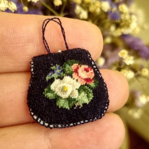 Puppenhaus Miniatur bestickte Geldbörse, 1:12 Maßstab Handtasche für Puppe, Vintage bestickte Puppenhaus Tasche, Miniaturhandtasche