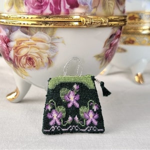 Miniatur Puppenhaus Geldbörse, Maßstab 1:12 Handtasche für Puppe, Vintage bestickte Seide Quaste Puppenhaus Tasche, Miniaturhandtasche