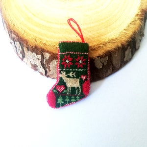 Miniatur Strumpf, Weihnachten Miniatur Stickerei Strumpf Puppenhaus, Petit point Nadelspitze Stickerei Weihnachtsstrumpf, Maßstab 1:12
