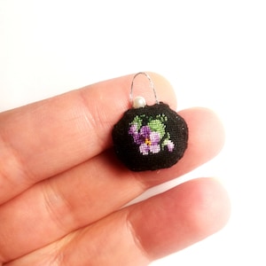 Puppenhaus Miniatur bestickte Geldbörse, 1:12 Maßstab Handtasche für Puppe, Nadelspitze Stickerei Handtasche, Puppenhaus Miniatur Zubehör