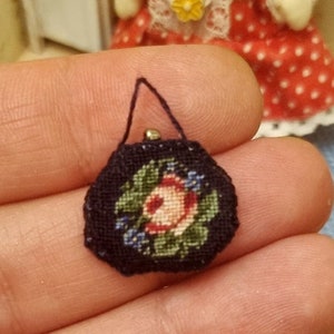 Puppenhaus Miniatur bestickte Geldbörse, 1:12 Maßstab Handtasche für Puppe, Nadelspitze Stickerei Handtasche, Puppenhaus Miniatur Zubehör