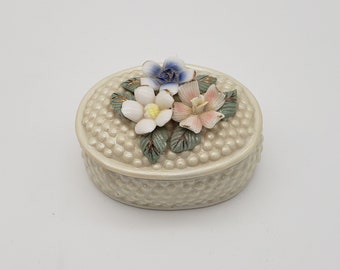 Belle boîte à bibelots en porcelaine vintage avec des fleurs