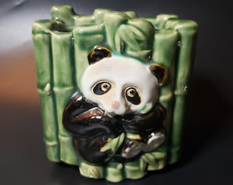Jardinera vintage de bambú verde y oso panda