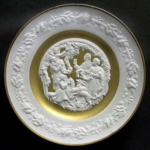 1977 Franklin Porcelain &quot;Deck the Halls&quot; Christmas plate 24 KT