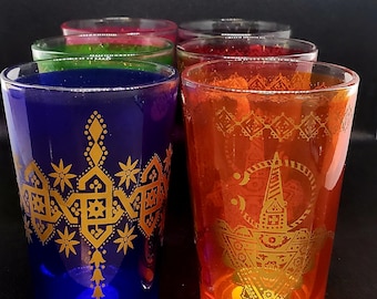 Conjunto de 6 copos marroquinos multicoloridos feitos à mão para chá, expresso e bebidas turcas.