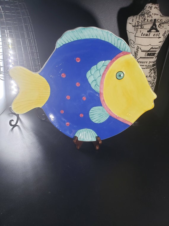 青い魚の手描の絵柄 陶器皿 フィリピン製の鮮やかな青と黄色のヴィンテージ手描き陶器魚皿 - Etsy 日本