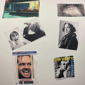 Peut inclure: Plusieurs timbres-poste avec des images variées. On y trouve une reproduction de "Nighthawks" d'Edward Hopper, un portrait de Walt Whitman, une scène de "Psychose", un portrait d'Oscar Wilde, une image de "Shining" et une image de Tom Waits.