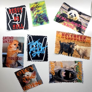 Puede incluir: Una colección de parches rectangulares con varios diseños y texto. Un parche presenta un gesto con la mano con las palabras "HEAVY AS HELL". Otros parches incluyen un panda, cabras, un perro y un gato, cada uno con texto relacionado. Los parches tienen un borde negro en zigzag.