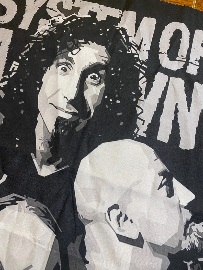 Pode incluir: Gr&aacute;fico a preto e branco com dois retratos estilizados. Um retrato retrata um homem com cabelo encaracolado, o outro um homem careca. A palavra "SYSTEM" &eacute; vis&iacute;vel na parte superior da imagem, e a palavra "OF" &eacute; vis&iacute;vel &agrave; direita.