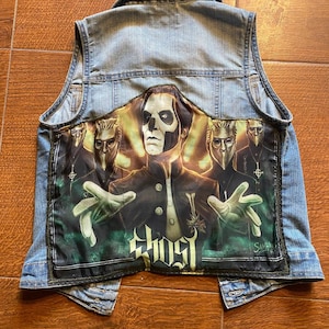 Könnte beinhalten: Eine blaue Jeansweste mit einem großen, bunten Patch auf der Rückseite. Der Patch zeigt eine Band namens "Ghost" und den Text "Samhain".