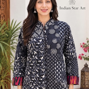 Peut inclure: Une veste matelassée à manches longues présentant un motif patchwork noir et blanc avec divers motifs géométriques et floraux. La veste possède un col officier, une fermeture boutonnée sur le devant et des poignets aux rayures rouges, jaunes et noires.
