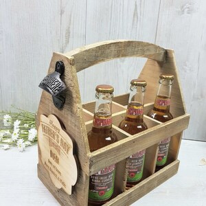 Personalised Beer Caddy: Engraved Wooden Beer Carrier with Bottle Opener imagen 4