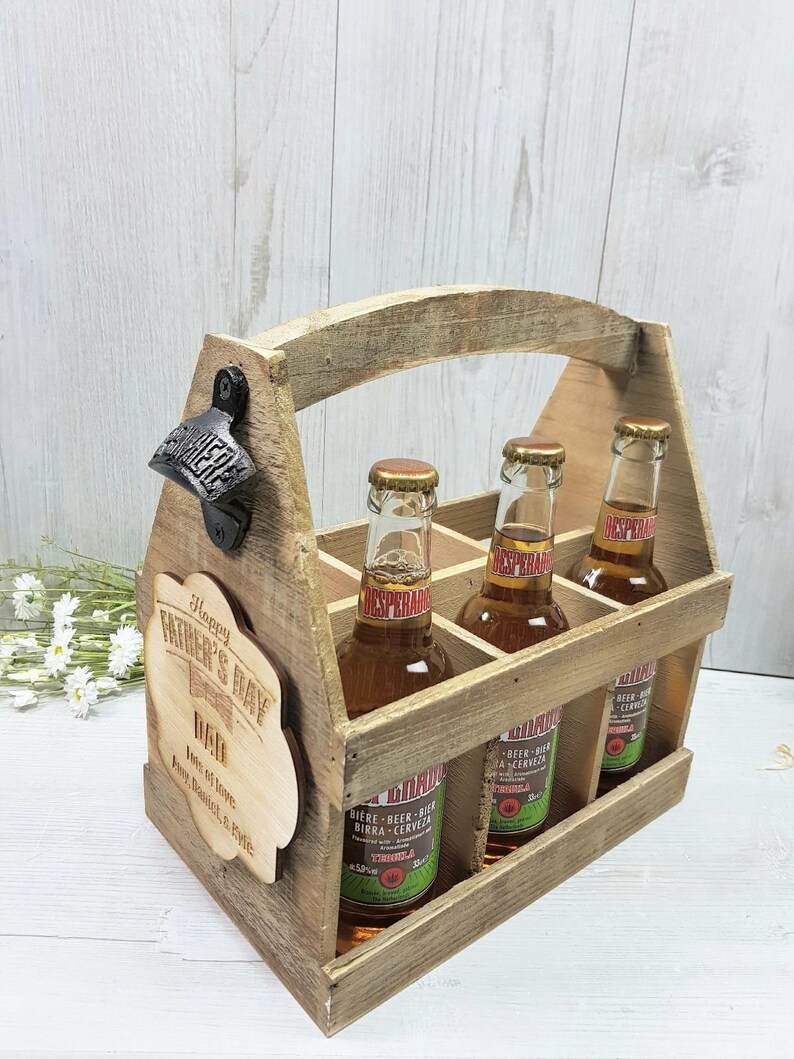 Personalised Beer Caddy: Engraved Wooden Beer Carrier with Bottle Opener imagen 4