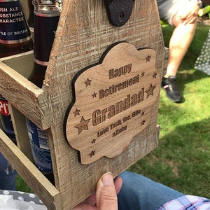 Personalised Beer Caddy: Engraved Wooden Beer Carrier with Bottle Opener imagen 6