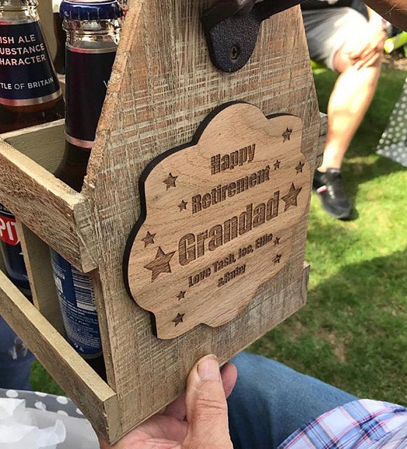 Personalised Beer Caddy: Engraved Wooden Beer Carrier with Bottle Opener imagen 6