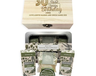 Puede incluir: Caja de regalo de madera con la inscripción "30 Happy Birthday Annie" grabada. Contiene una lata de metal con productos de spa, incluyendo jabón, bolsas de té de baño y pastillas de ducha de la "Wild-Olive Serenity Spa Collection".