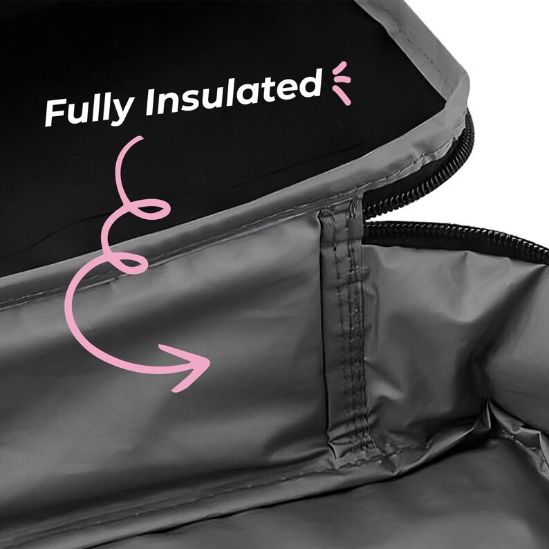 Puede incluir: Primer plano del interior de una bolsa aislante gris. El texto "Fully Insulated" se muestra en blanco, con una flecha rosa que apunta hacia el interior. La bolsa tiene una cremallera negra y un ribete gris.