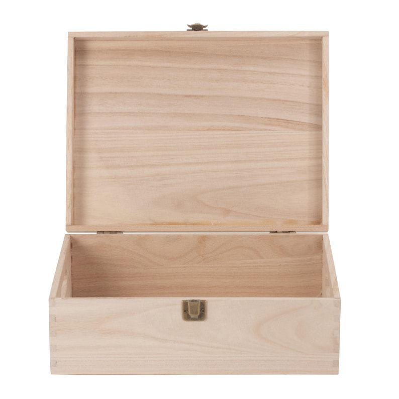 Puede incluir: Una caja de almacenamiento de madera natural con tapa con bisagras y cierre de lat&oacute;n. La caja est&aacute; abierta y vac&iacute;a.