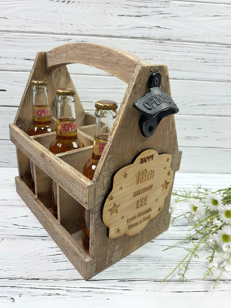 Personalised Beer Caddy: Engraved Wooden Beer Carrier with Bottle Opener imagen 5