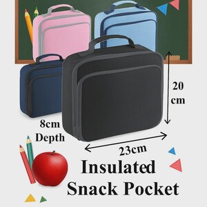 Puede incluir: Una variedad de bolsas aislantes para snacks en negro, azul y rosa. La bolsa negra en primer plano mide 23 cm x 20 cm x 8 cm. El texto "Insulated Snack Pocket" se muestra debajo de las bolsas.