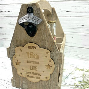 Personalised Beer Caddy: Engraved Wooden Beer Carrier with Bottle Opener imagen 3