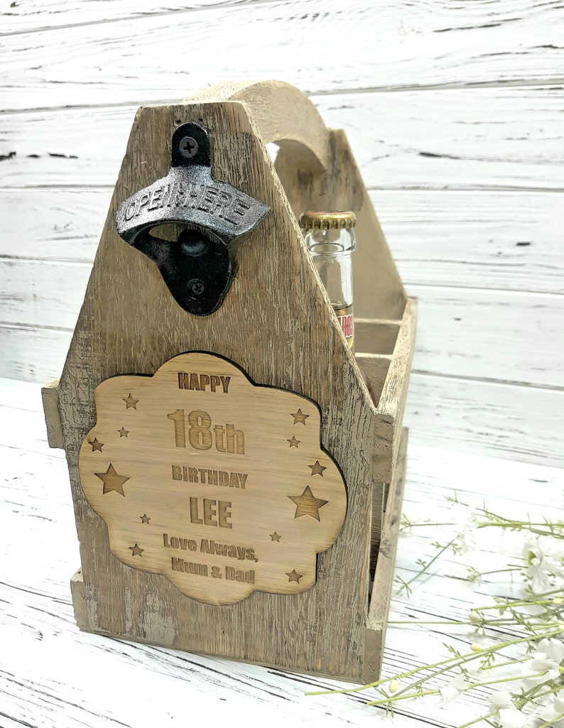 Personalised Beer Caddy: Engraved Wooden Beer Carrier with Bottle Opener imagen 3
