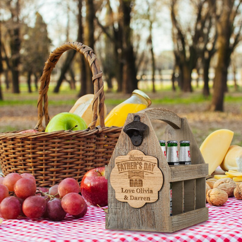 Personalised Beer Caddy: Engraved Wooden Beer Carrier with Bottle Opener imagen 8