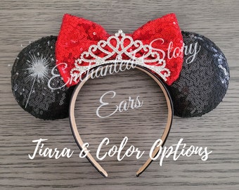 Op de afbeelding: Zwarte pailletten Minnie Mouse oren met een rode pailletten strik en een zilveren tiara. De hoofdband is zwart met de tekst "Enchanted Story Ears" en "Tiara & Color Options".