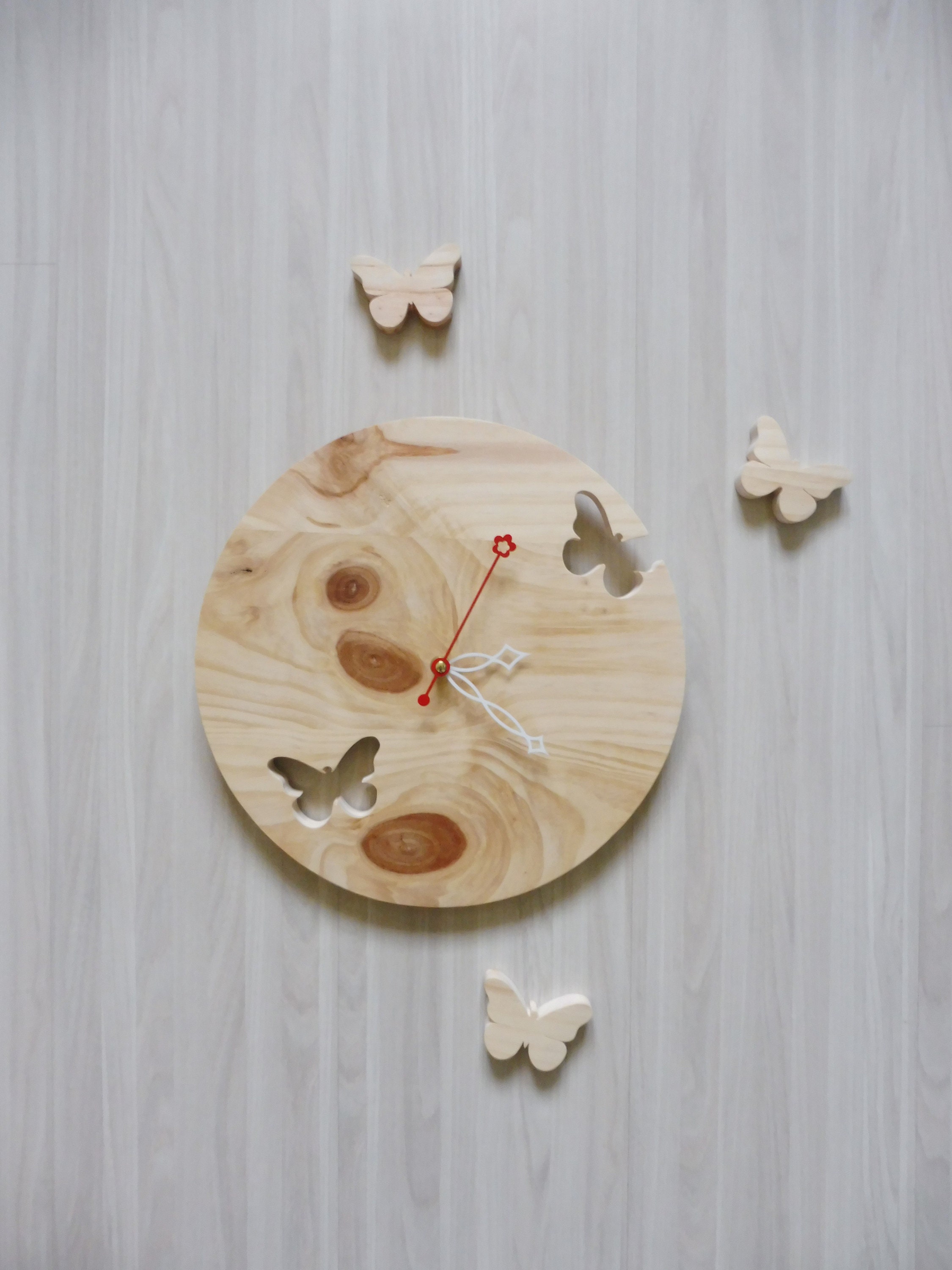 Horloge et Ses Papillons en Bois