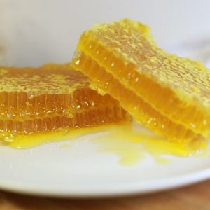 Natural Pure Raw Honeycomb - Honey - Natural Honey Hand Cut Wildflower Honeycomb