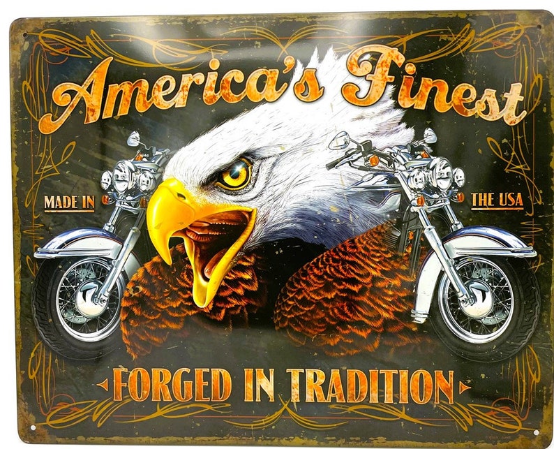 Op de afbeelding: Een vintage metalen bord met een Amerikaanse zeearend en twee motorfietsen. Het bord heeft de tekst "America's Finest Made in the USA The USA Forged in Tradition".