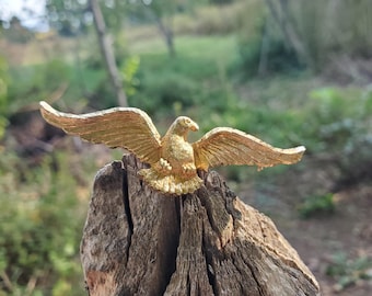 Vintage gold/brass tone eagle brooch