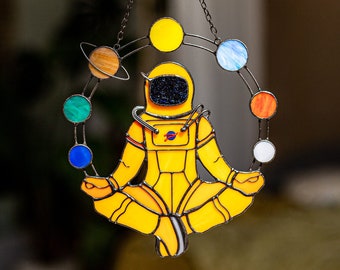 Astronauta en planetas Espacio Yoga Vidrieras Sun Catcher Orange Suncatcher Galaxy Home House Decor Ventana Decoración de la pared Cosmos Art Living