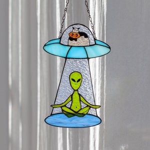 Stained glass alien newcomer yoga cow Funny UFO Green Sun Catcher Suncatcher Home House Decor Window Wall Decoration Spaceship Art Living
