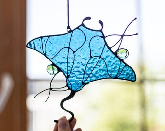 Acchiappasole in vetro colorato a forma di razza. Acchiappasole blu a forma di mini manta, decorazione per la casa. Decorazione da parete con finestra sull'oceano.