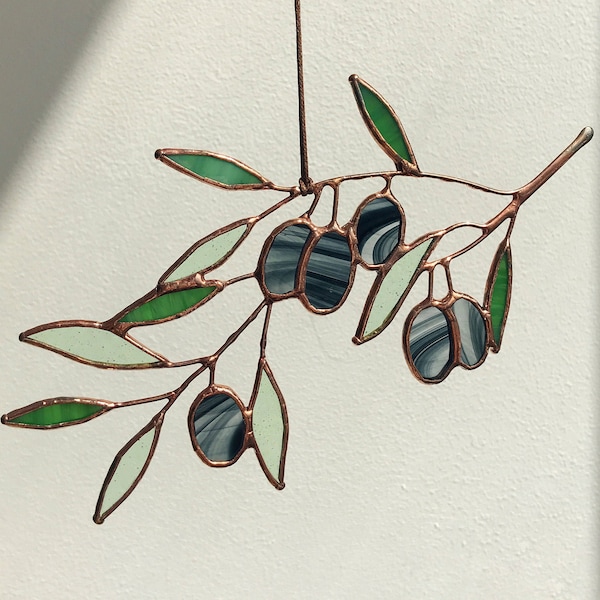 Echter Glasmalerei-Sonnenfänger aus echtem Glas mit Olivenblatt – Grünes Glasfensterbehang – Geschenk für Pflanzenliebhaber – Botanisches Wohndekor – Natur inspirierte Wandkunst