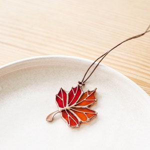 Glasmalerei-Anhänger Drop Ahornblatt Kanadische Geschenk Schmuck Muttertag Frau Dekoration Herbst Accessoires Halskette Dekoration Mädchen