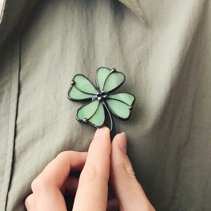 Mothers Gift Clover Brooch for Woman Green Pin Jewelry Nature Flora Plant Stained Glass Broach Accessories Imitation Badge