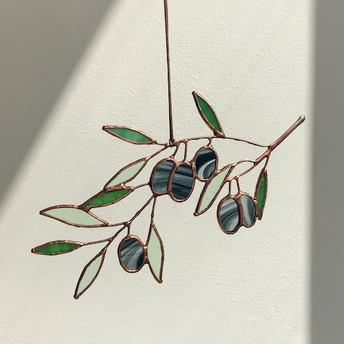 Attrape-soleil en vitrail véritable feuille d'olivier - Suspension de fenêtre en verre vert - Cadeau pour amateur de plantes - Décoration d'intérieur botanique - Art mural inspiré de la nature