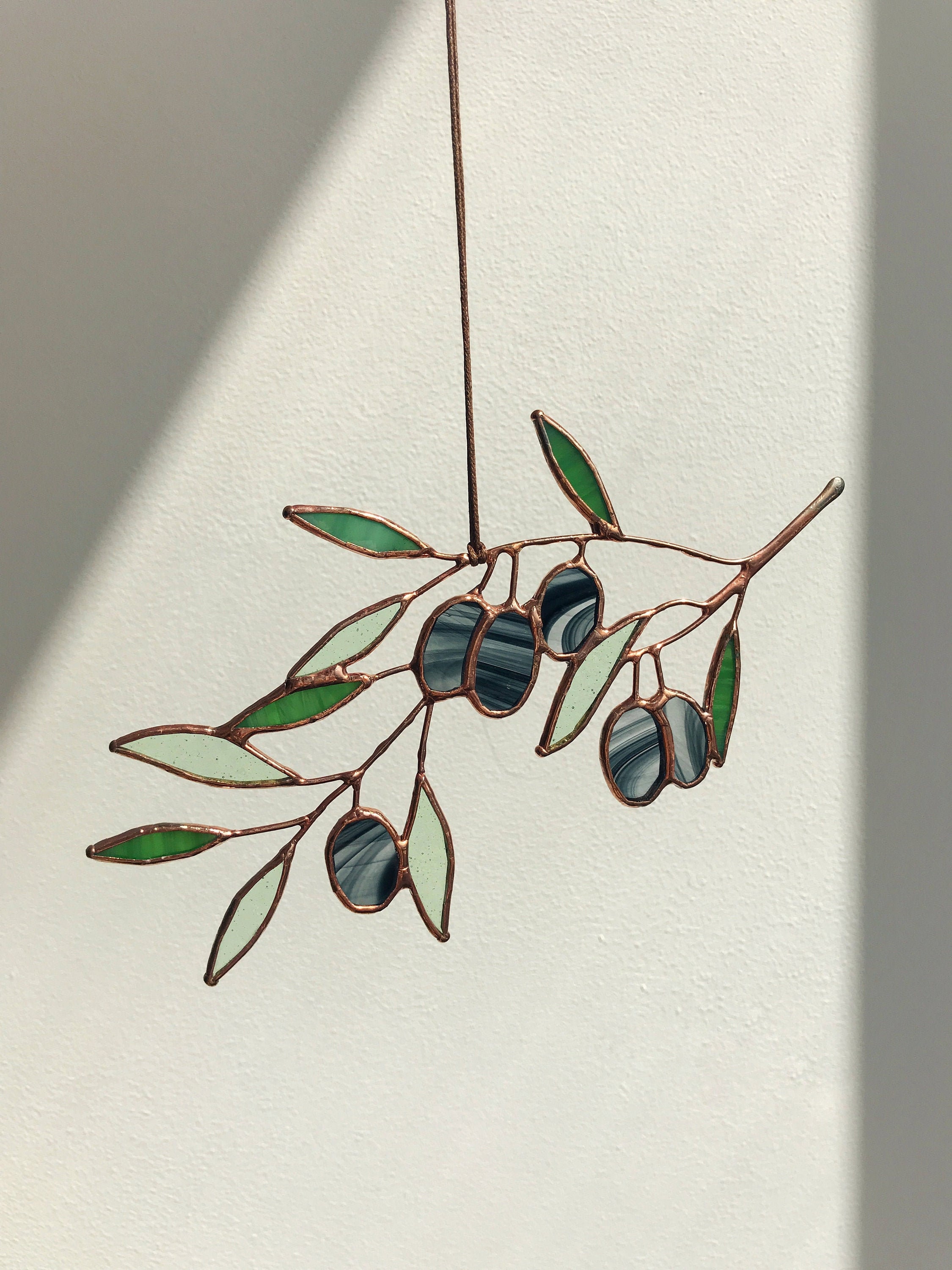 Olive Leaf Stained Glass Suncatcher – Green Glass Window Hanging – Plant Lover Gift – Botanical Home Decor – Nature Inspired Wall Art