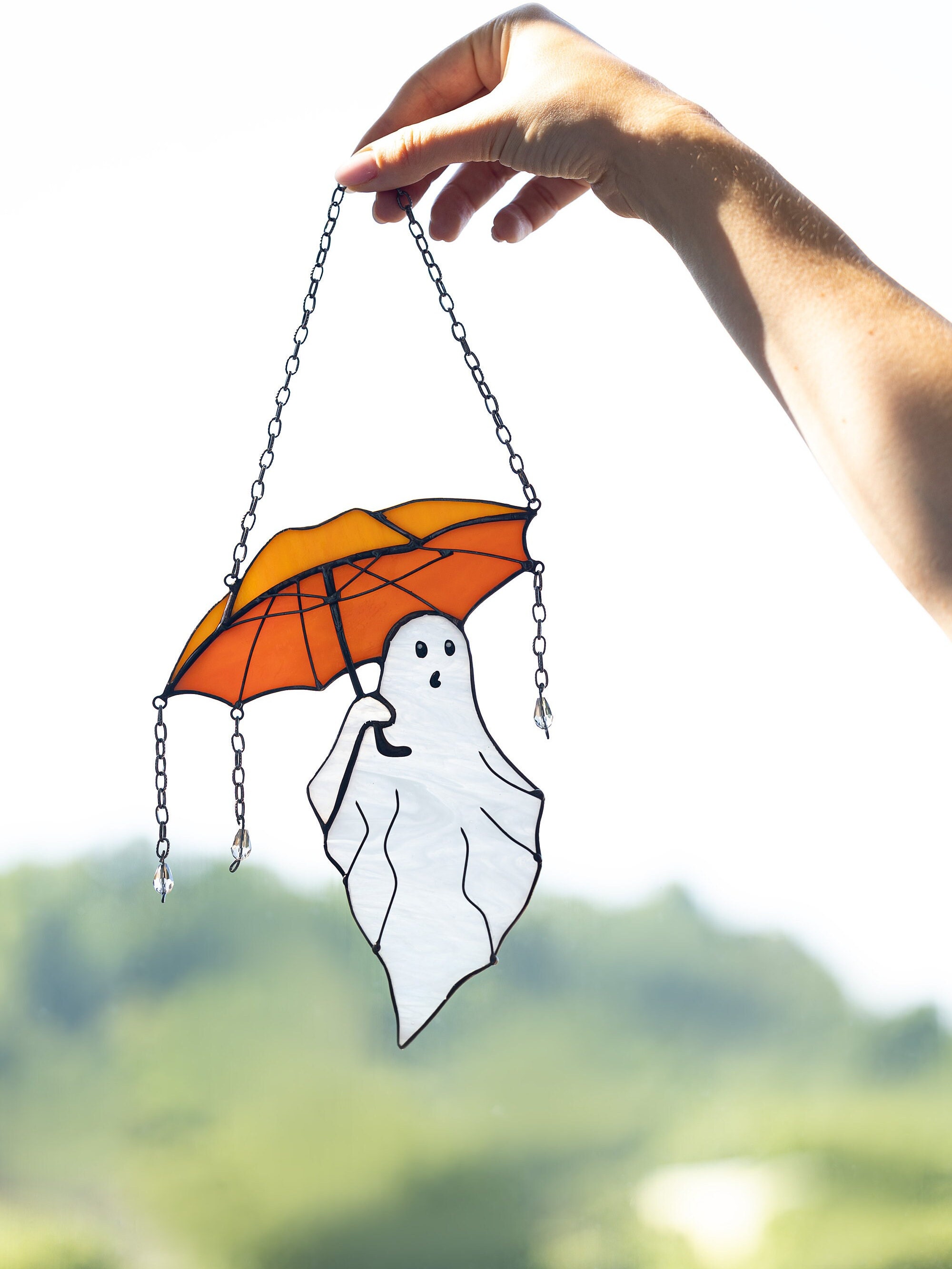 Mystieke grappige geest met paraplu gebrandschilderd glas Suncather. Halloweendecor, zonnevanger aan de muur