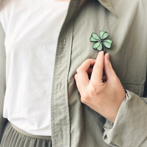 Mothers Gift Clover Brooch for Woman Green Pin Jewelry Nature Ornament Pattern Flora Plant Stained Glass Broach Accessories Imitation Badge