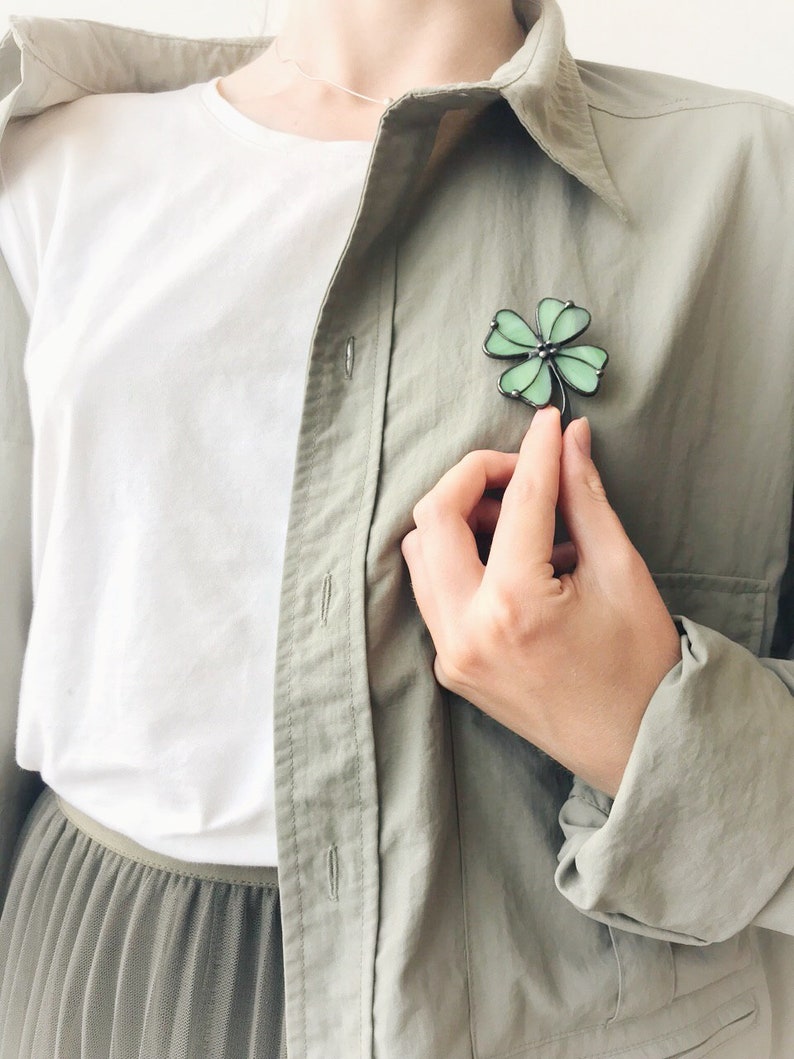 Mothers Gift Clover Brooch for Woman Green Pin Jewelry Nature Ornament Pattern Flora Plant Stained Glass Broach Accessories Imitation Badge