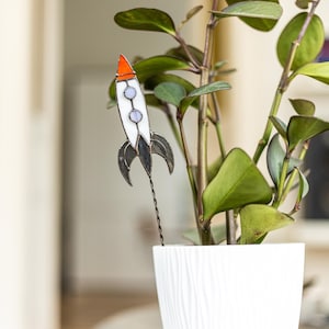 Tuteur pour plante en forme de fusée en vitrail, décoration de pot spatiale, attrape-soleil fusée, tuteur de jardin, cadeau pour les amoureux de la galaxie, décoration d'intérieur