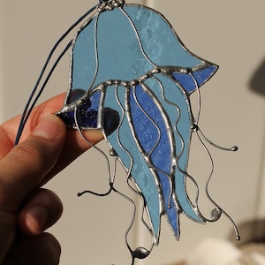 Atrapasol de vitral con medusas azules. Decoración para el hogar. Adornos para ventanas. Colgante.