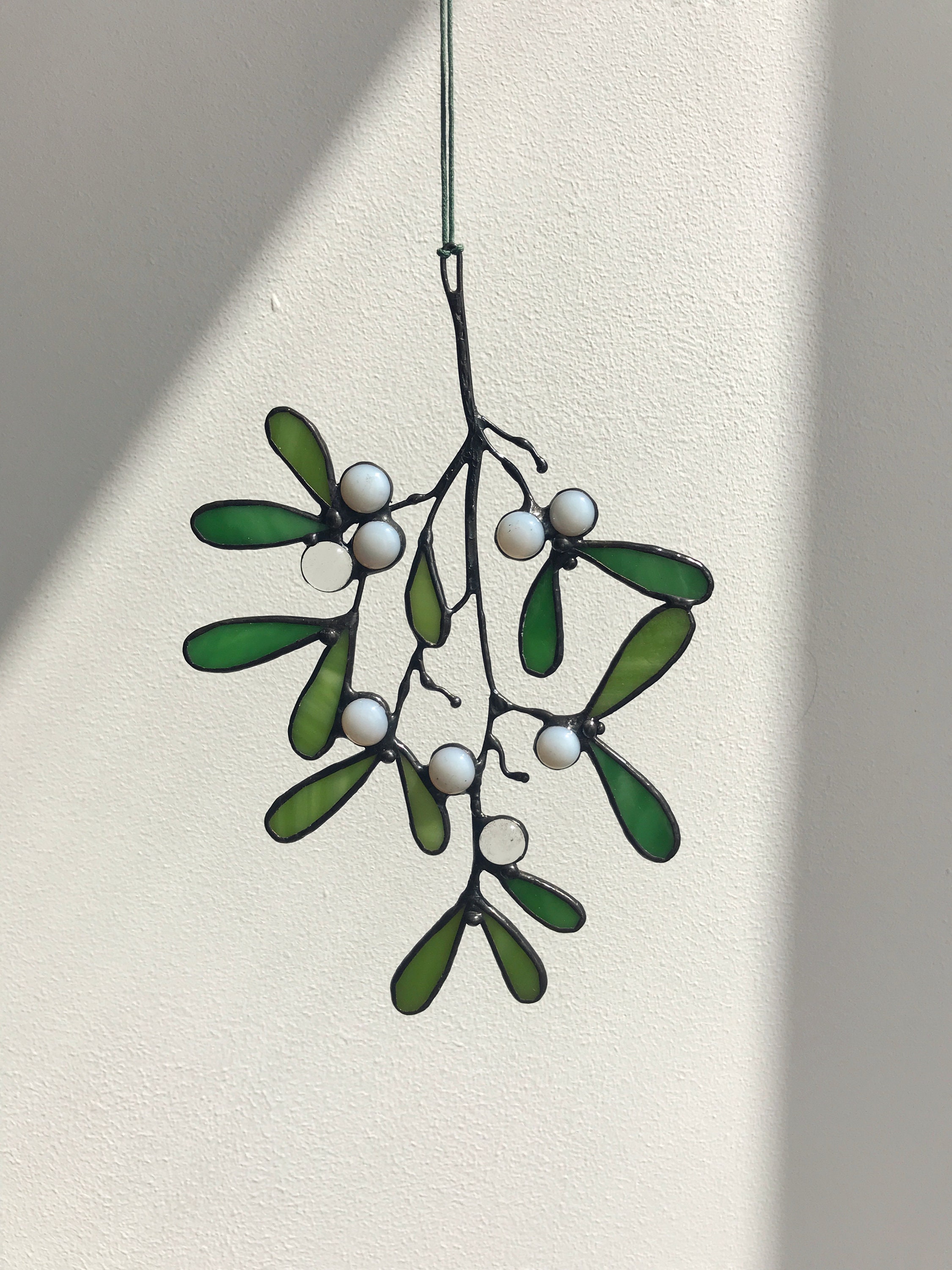 Mistletoe Suncatcher Glass Leaf green leaves white berries decorations traditional festive gift Sprig Home Window Wall Hanging Mother's gift
