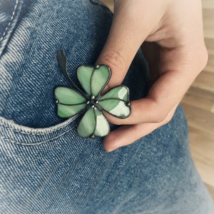 Mothers Gift Clover Brooch for Woman Green Pin Jewelry Nature Ornament Pattern Flora Plant Stained Glass Broach Accessories Imitation Badge