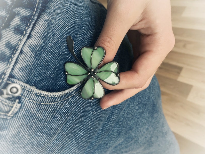 Mothers Gift Clover Brooch for Woman Green Pin Jewelry Nature Ornament Pattern Flora Plant Stained Glass Broach Accessories Imitation Badge